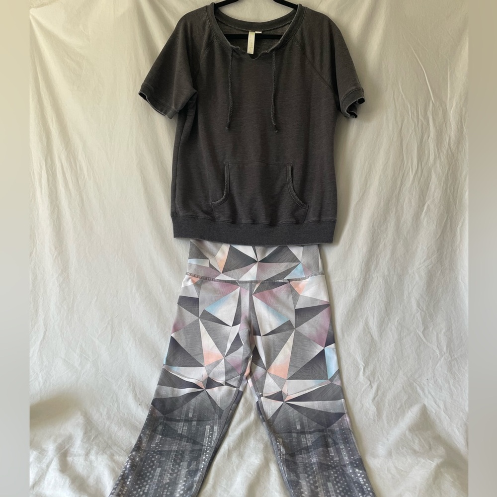 GreenTea Ribbed Neck Pullover Top with Matching EVCR Capris Leggings Sz Med